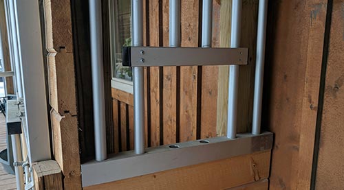 Aluminum Stall Scoop-Size Grain Feed Opening — side view